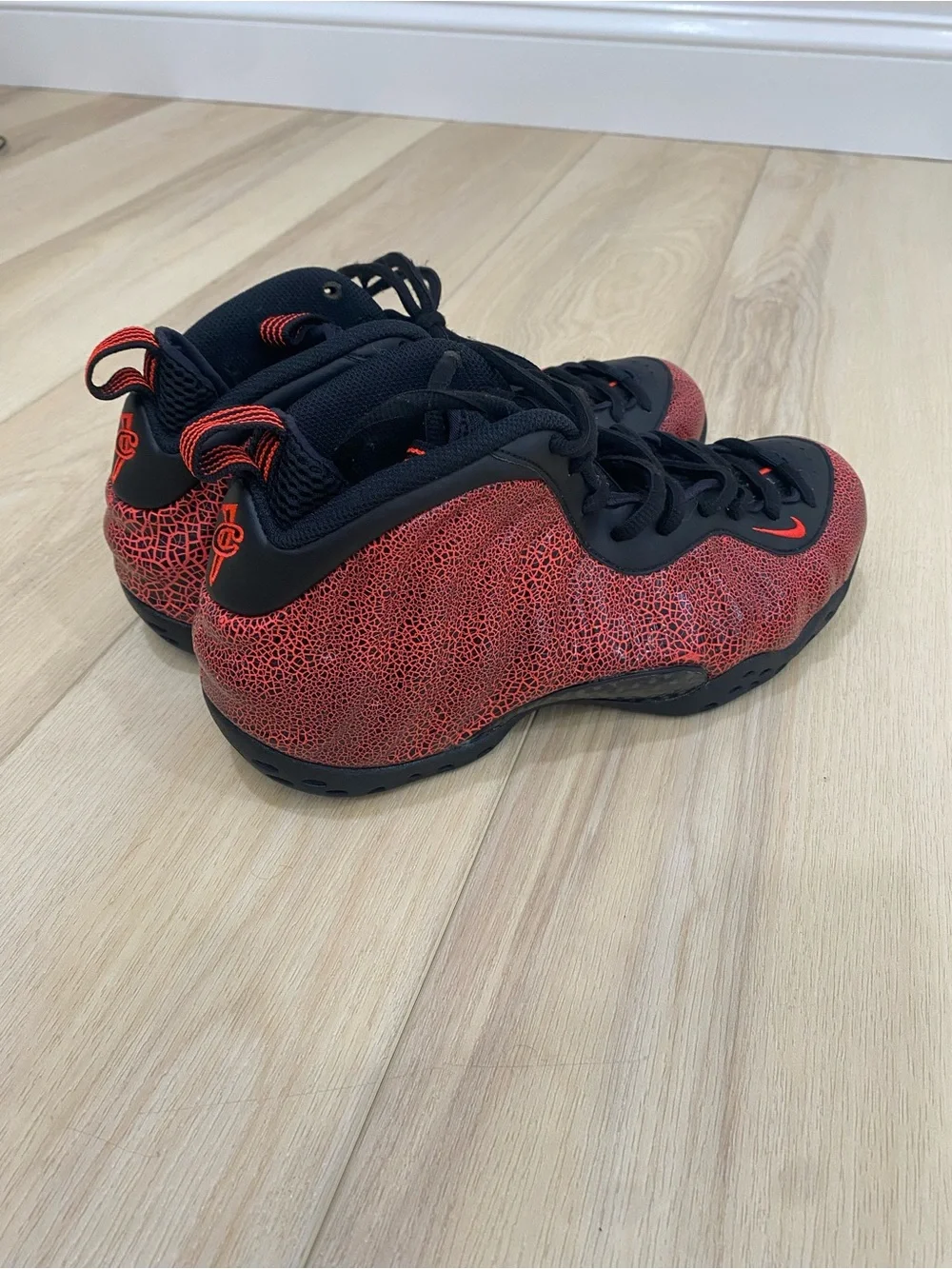 Nike Air Foamposite One Cracked Lava Men’s Size 9 Red Black